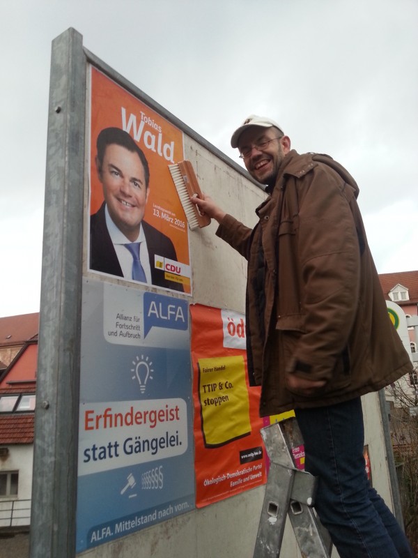 Frank Andrasch unterstützte den CDU-Gemeindeverband beim Anbringen der Plakate zur Landtagswahl