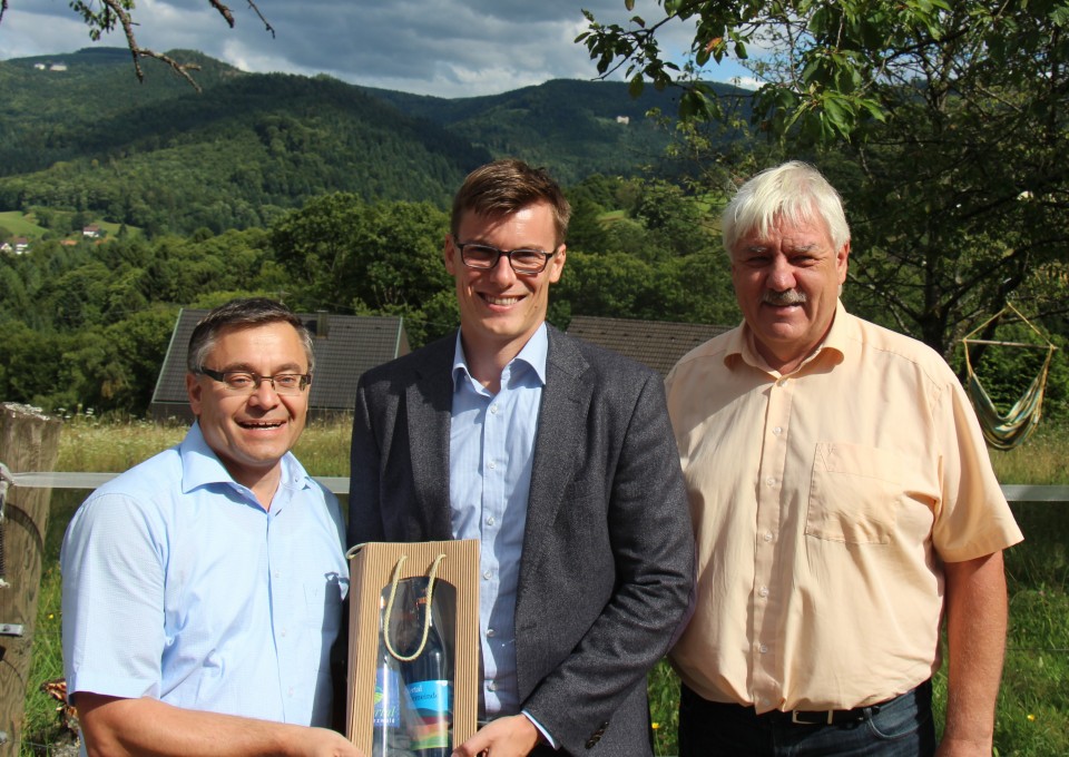 Die beiden Vorsitzenden der CDU Bühlertal Volker Blum und Eckhard Vandersee danken Kai Whittaker MdB für den Besuch