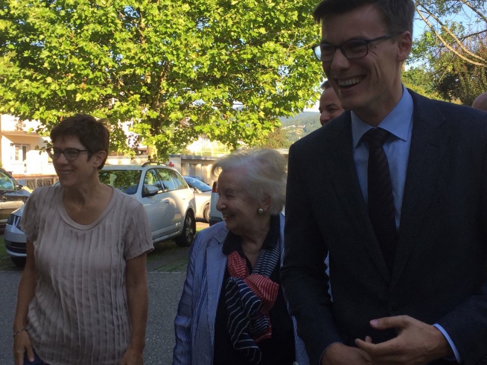 Die Ministerpräsidentin des Saarlandes, Frau Annegret Kramp-Karrenbauer zusammen mit Kai Whittaker auf dem Weg zum Bürgerdialog Die Ministerpräsidentin des Saarlandes, Frau Annegret Kramp-Karrenbauer zusammen mit Kai Whittaker auf dem Weg zum Bürgerdialog