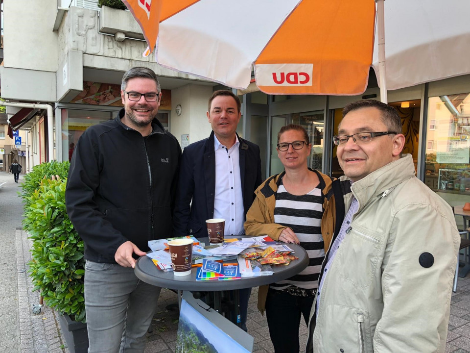 Der Landtagsabgeordnete Tobias Wald (zweiter von links) unterstützt Sebastian Braun, Elvira Steimel und Volker Blum am Informationsstand