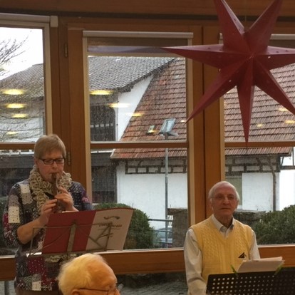 Elke Braun mit der Flöte und Karl Bihl an der Orgel umrahmten die Adventsfeier musikalisch.